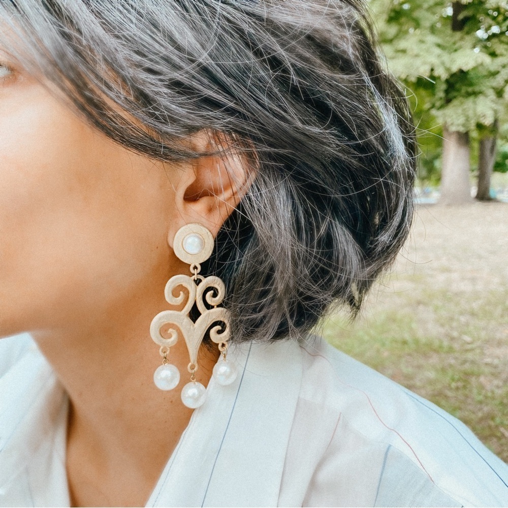 Vintage - Lightweight Chandelier Goldtone and Pearl Drop Earrings